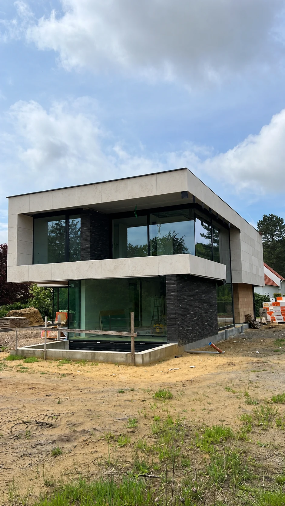 Maison contemporaine avec façade claire et grandes baies vitrées à Zolder